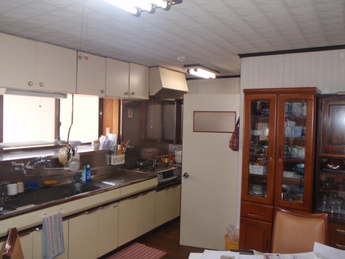 たくさん仕舞える引き出し収納 おしゃれな食器棚を製作したキッチンリフォーム 吉川管工株式会社